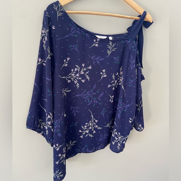 Reitmans Cold Shoulder Violet Navy Blue Asymmetrical Hem 3/4 Sleeve Blouse - Picture 3 of 5